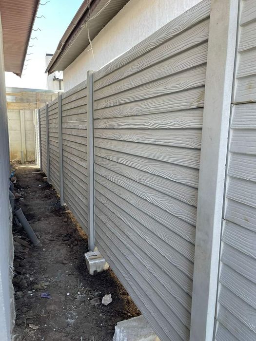 Gard din placi de beton stâlp beton montaj