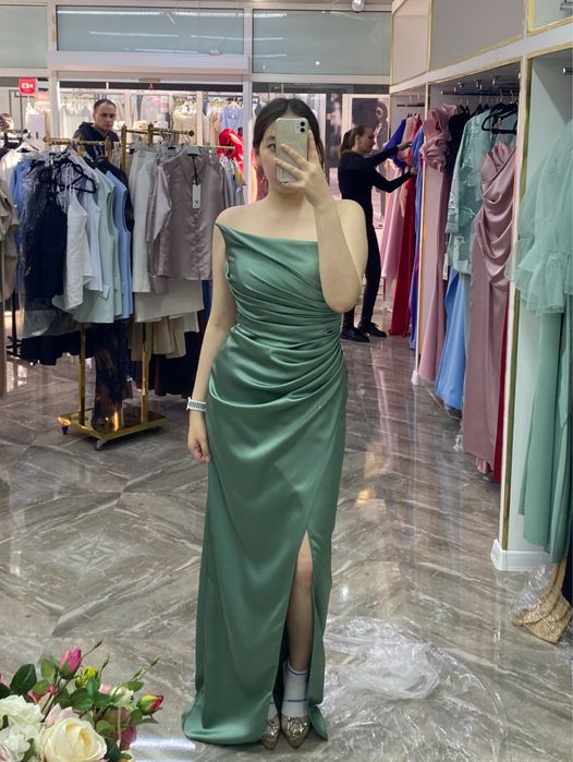 Атласное платье на выпускной