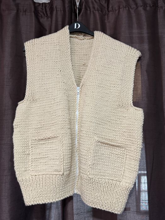 Vestă tricotată crem , cu fermoar – handmade