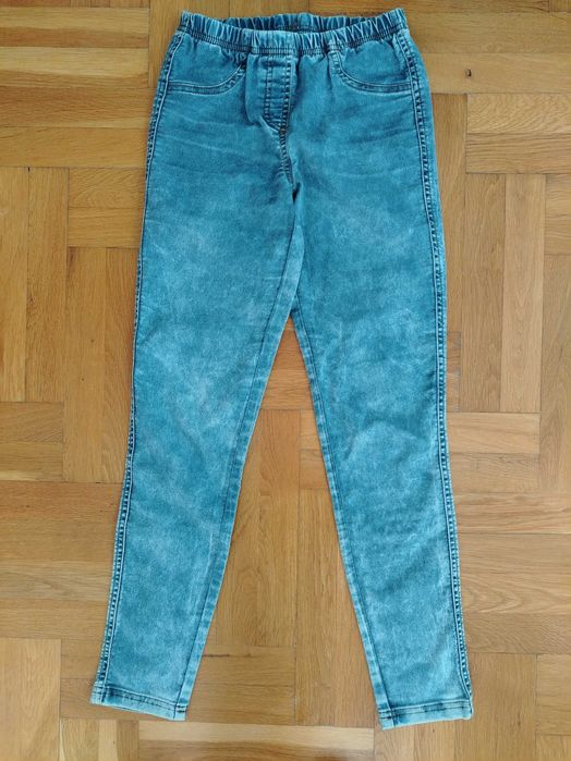 Лот дамски дънки и пончо