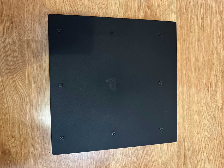 PlayStation 4 PRO 1TB, джойстик, оригинална опаковка и 8 игри