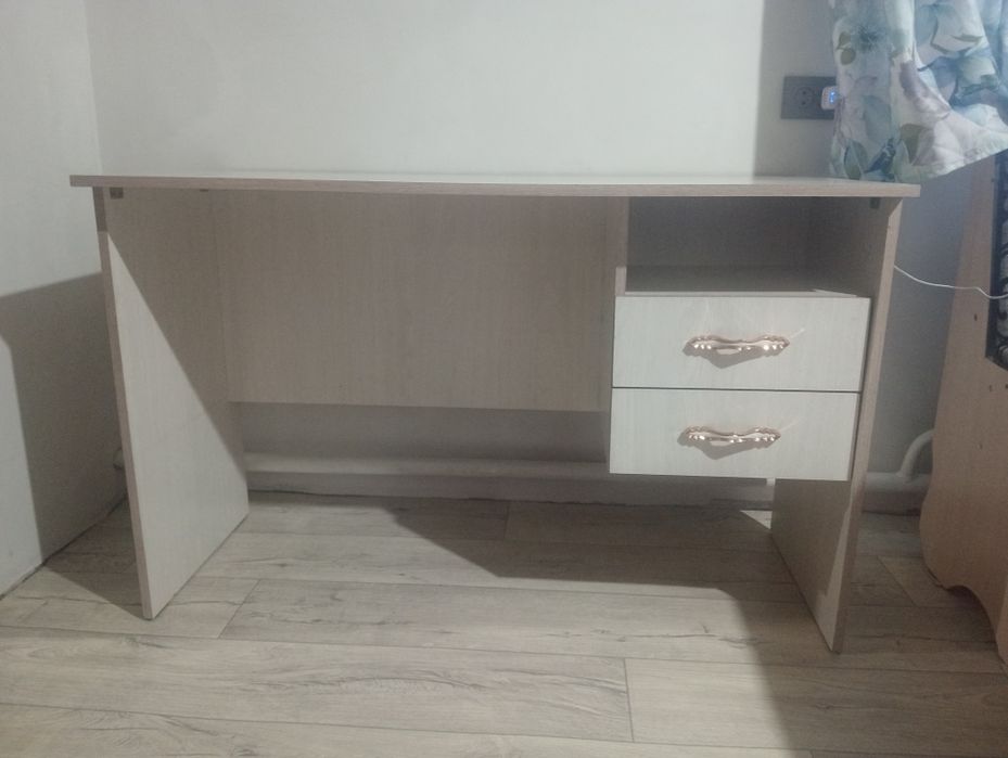 Письменный стол с ящиками