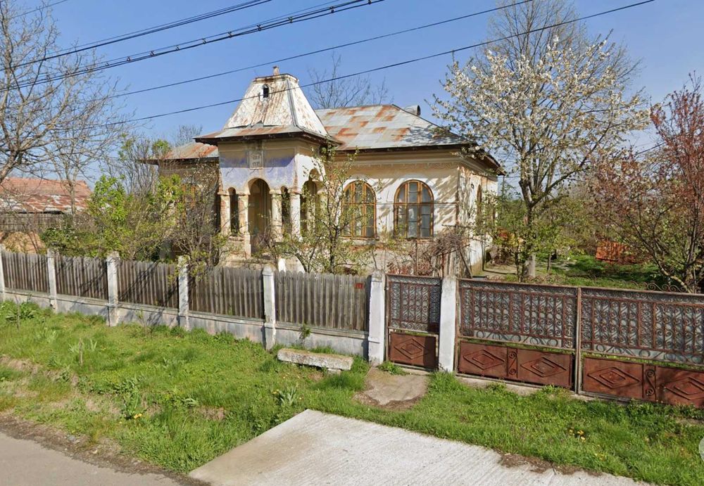 Casa boierească cu 3 camere, teren 1500mp + gradina 500mp