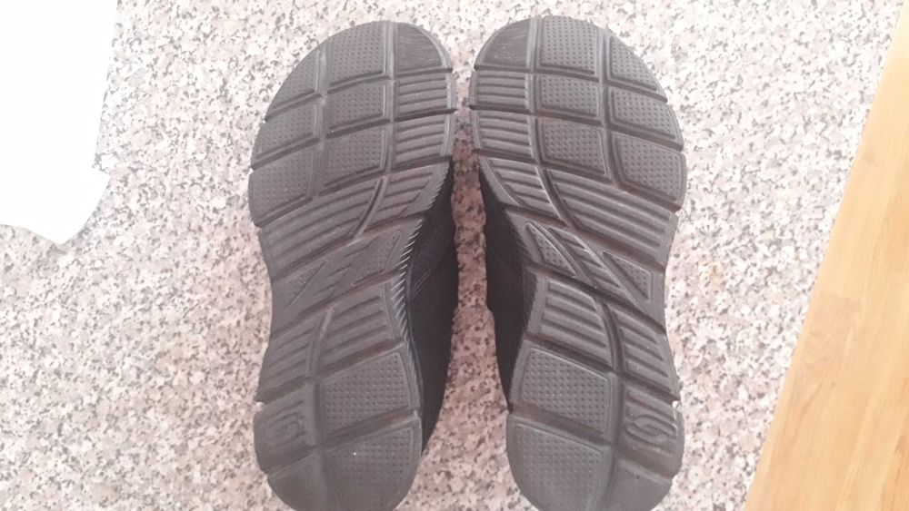 Продам кроссовки Skechers