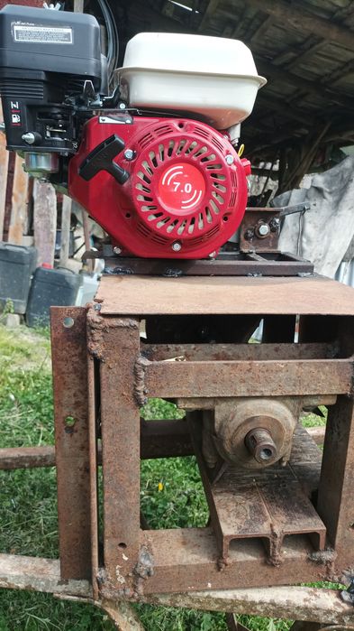 Tocatoare crengi cu motor benzina