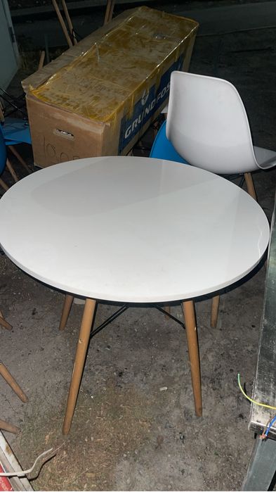 Стулья 3 штук и 1 столик .