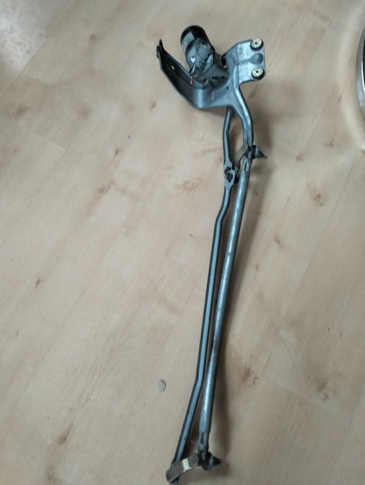 Механизъм за лявата страна на чистачката на кола