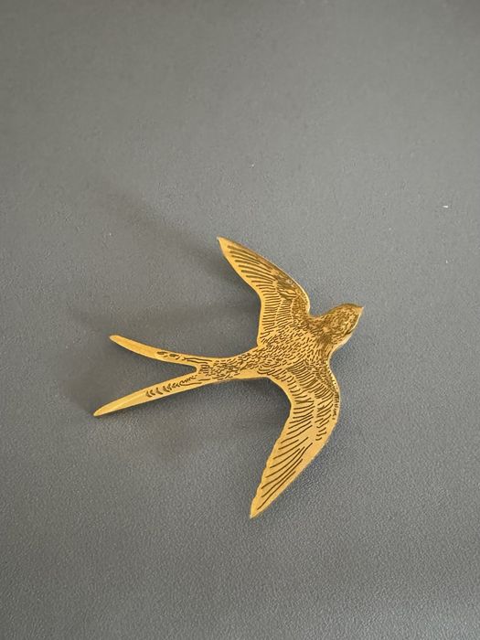 Брошь ласточка на удачу