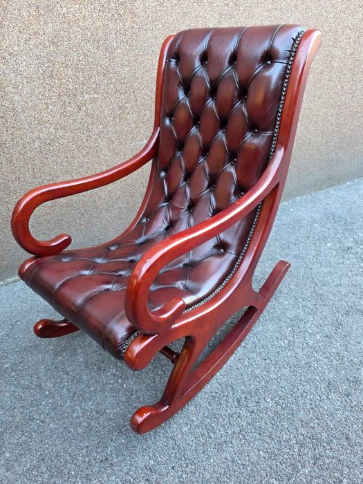 Шкаф с метален обков