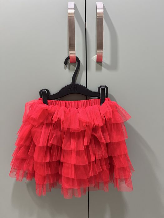 Бяла блуза, червена пола, червени обувки 3-4г