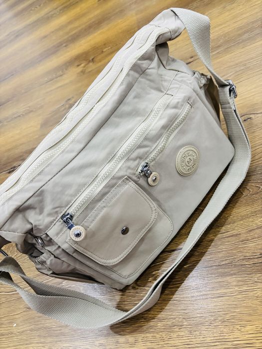 Geantă crossbody impermeabilă, spațioasă, cu multe buzunare Mindesa