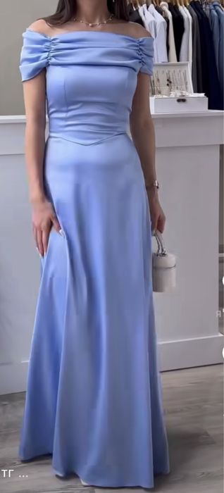 Красивое голубое платье