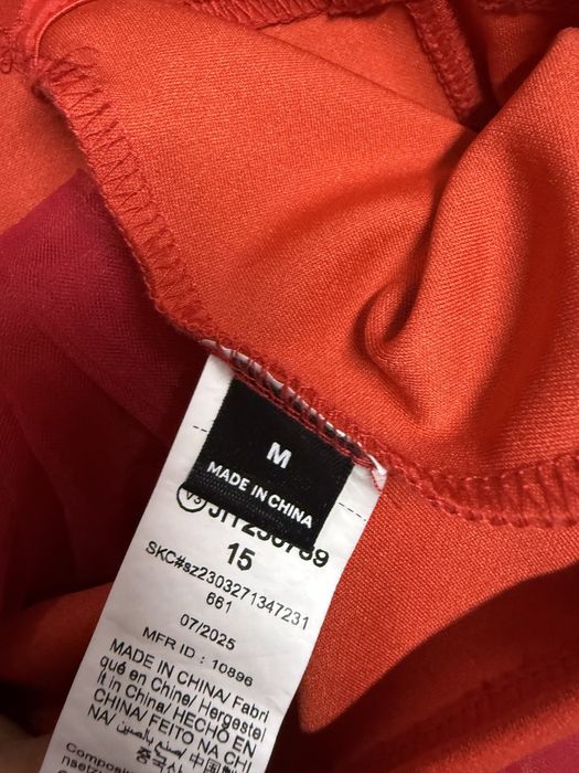 Червена блузка с тюлени ръкави