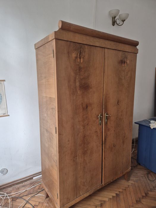 Vand mobila veche, furnir nuc