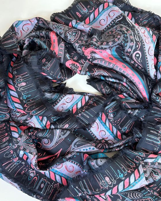 Разкошен голям нежен шал в розово лилави нюанси