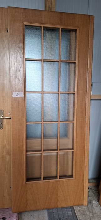 Usi din lemn masiv