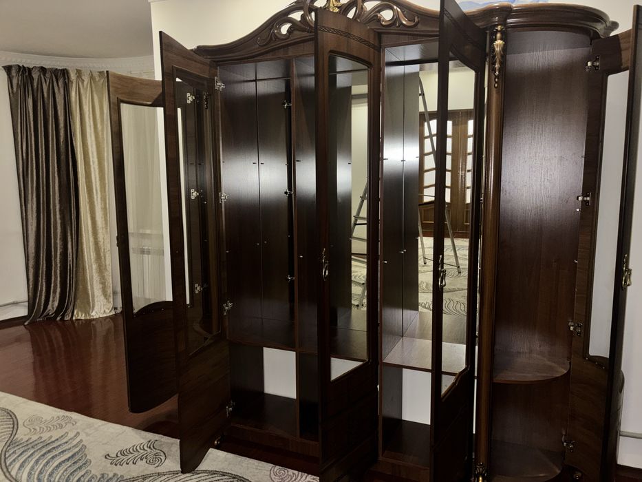 Шкаф для сервиса в отличном состояний