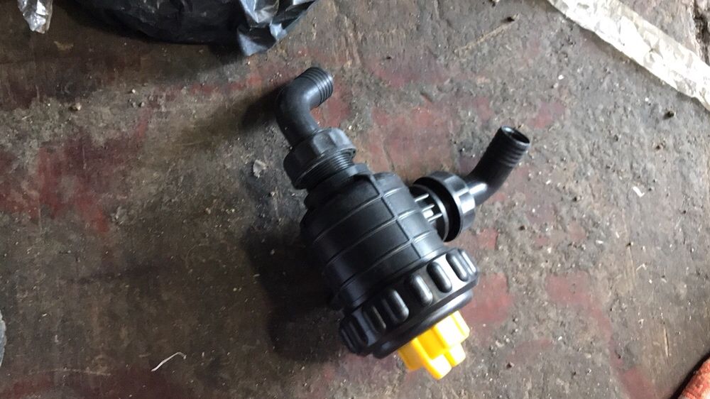 Помпи за пръскачки , маркучи за високо налягаме,капаци и др