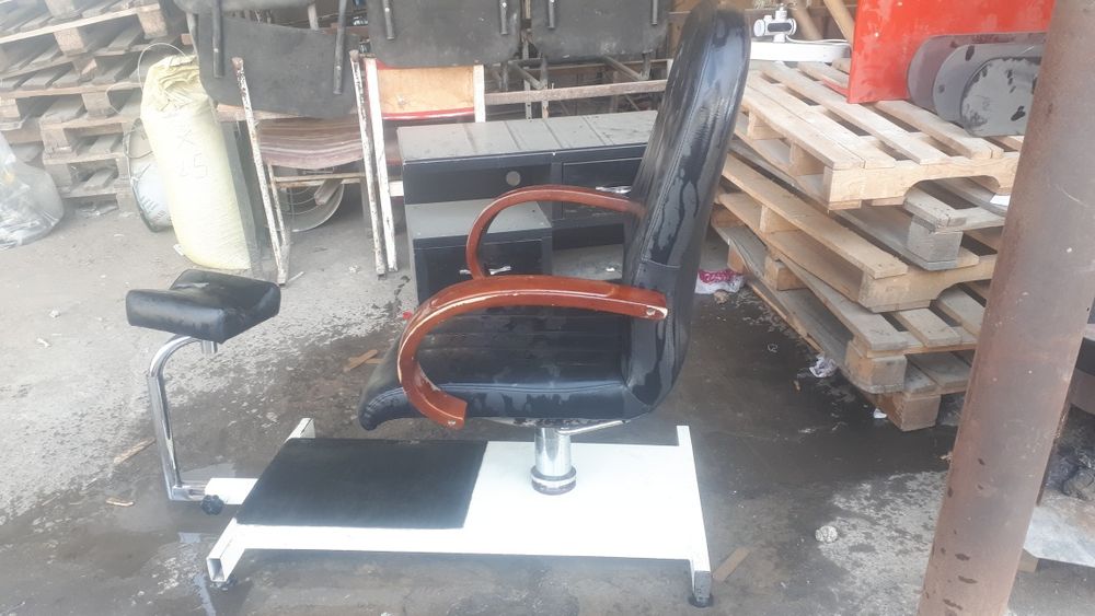 Saloni kreslo pedikyurga yengidey