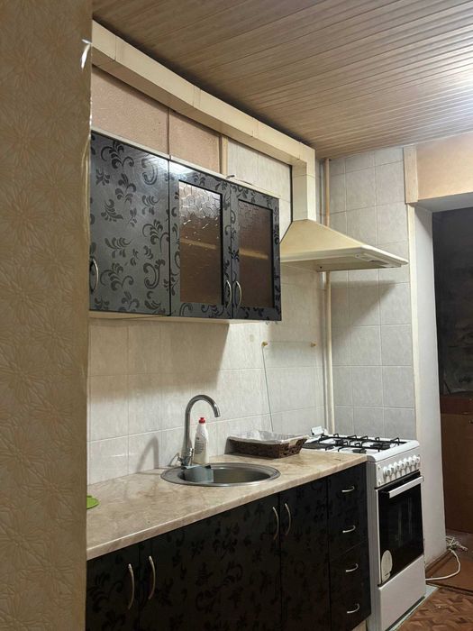 Юнусобод тумани 18-мавзеда кирпичний 77 серияли 3/4/4 СРОЧНО Сотилади.