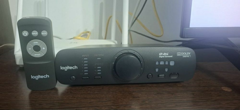 Logitech    Z906