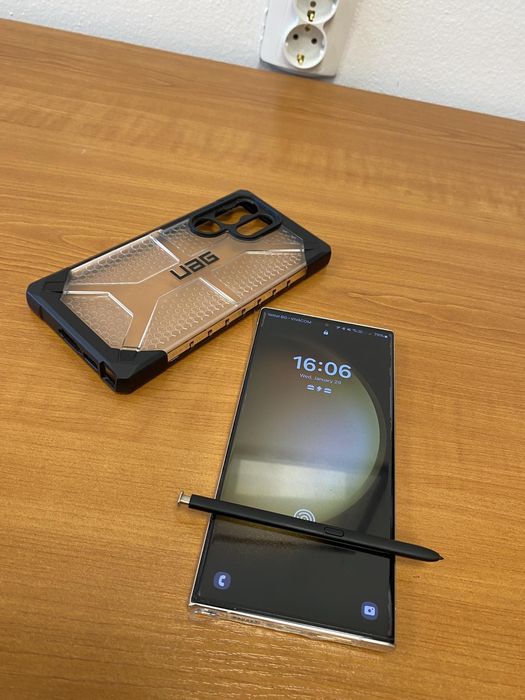 Samsung Galaxy S23 Ultra с аксесоари