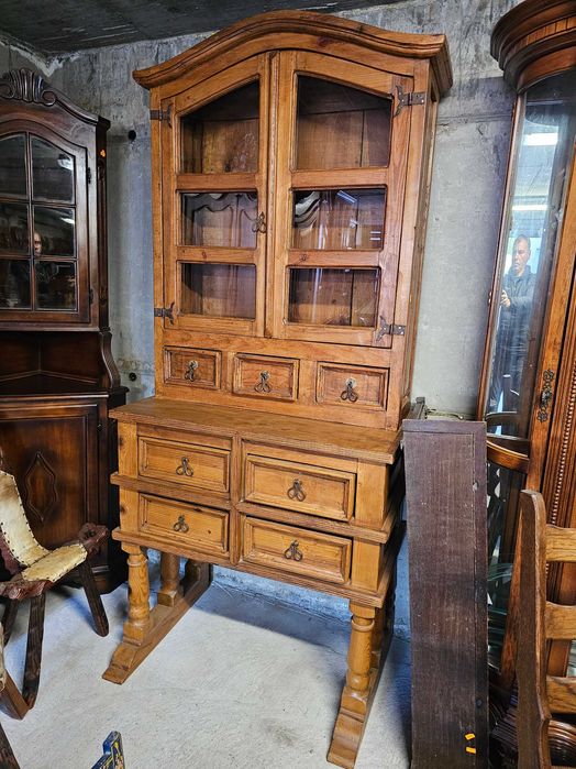 Трапезен шкаф от масив (уникална изработка)