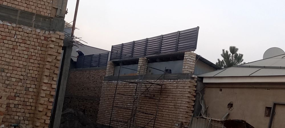 металлическийе заборы-жалюзи современно и надежно.