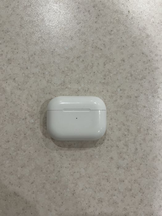 AirPods pro внтури только правый наушник