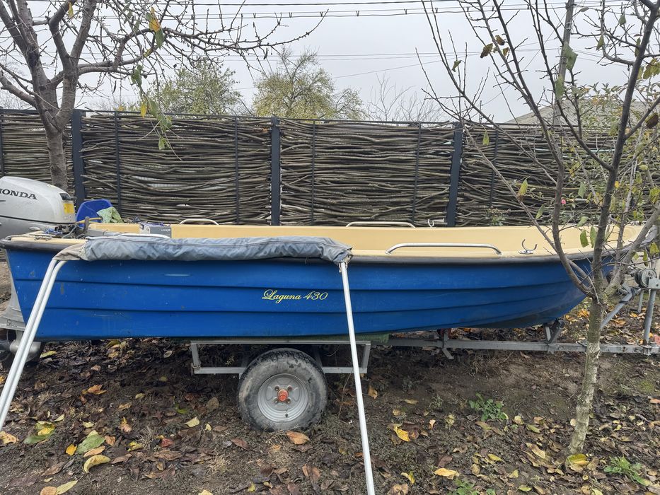 Barca cu motor si peridoc