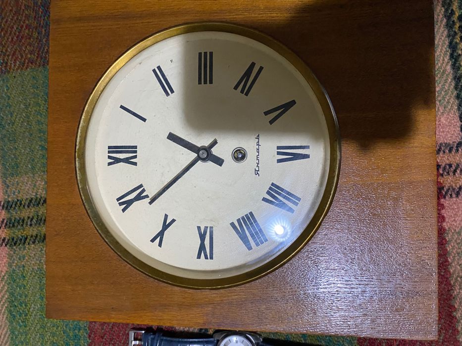 Два часовника ръчен и стенен