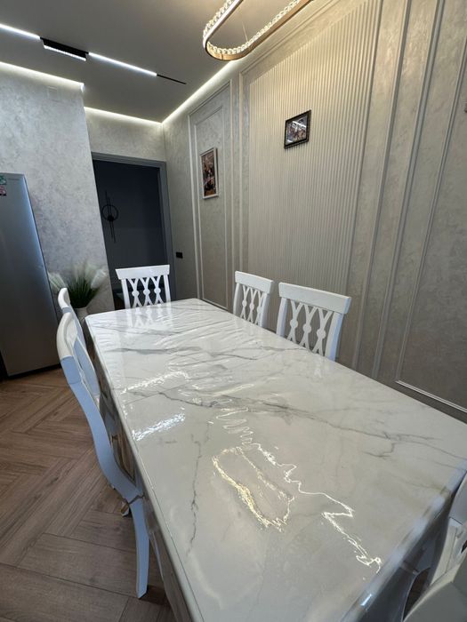 Стол и стулья