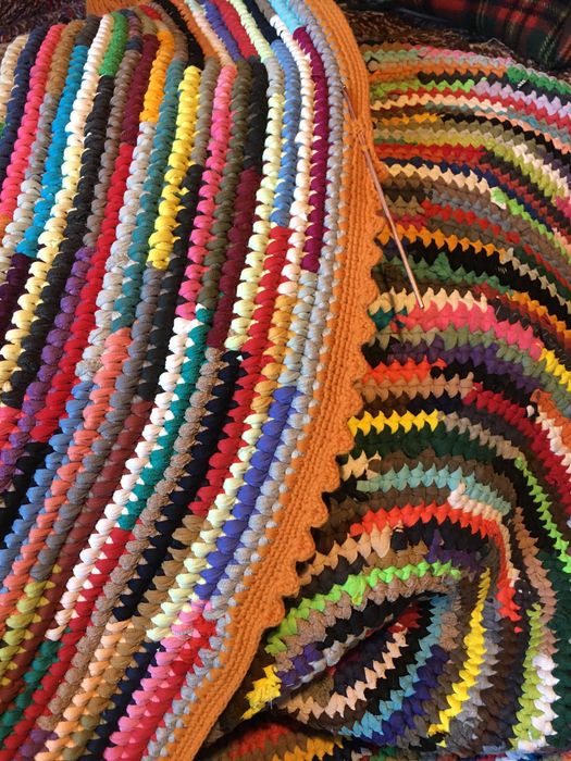 Продавам авторски килими D 170-180см