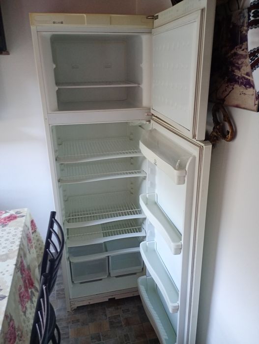 Vând frigider Indesit cu două uși.