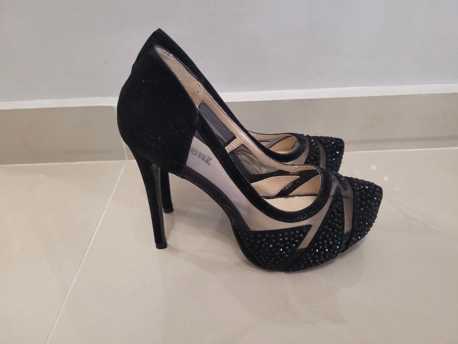 Черни високи обувки с камъни