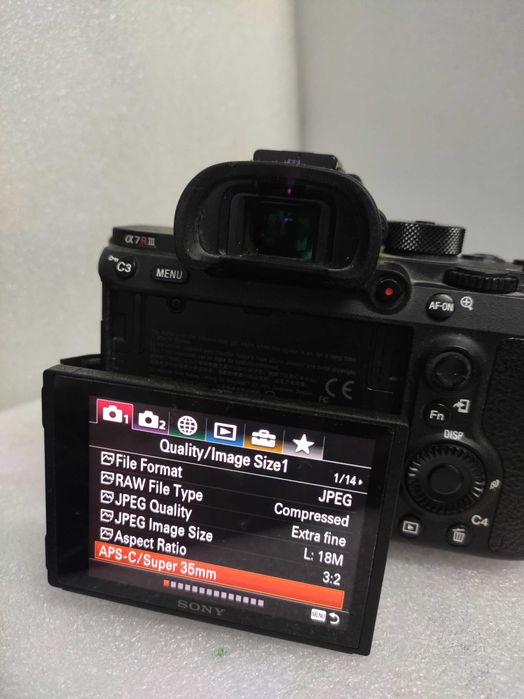 Sony α7R III - комплект, без дори драскотина