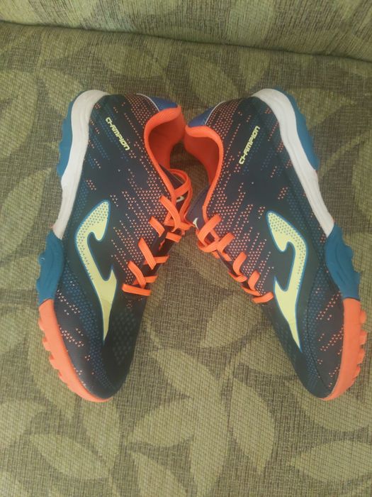 Mаратонски за футбол за изкуствено игрище Joma и маратонки Diadоra