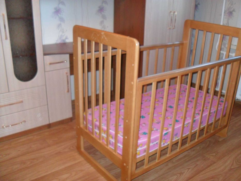 Детская кроватка с матрасом