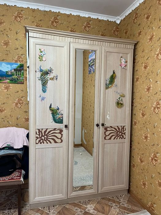 Шкаф с зеркалом 
Внутри есть отде