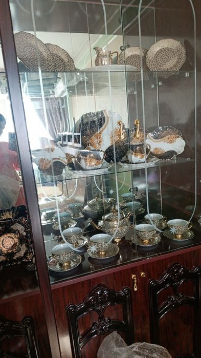 Горка сервант сотилади холати расмда