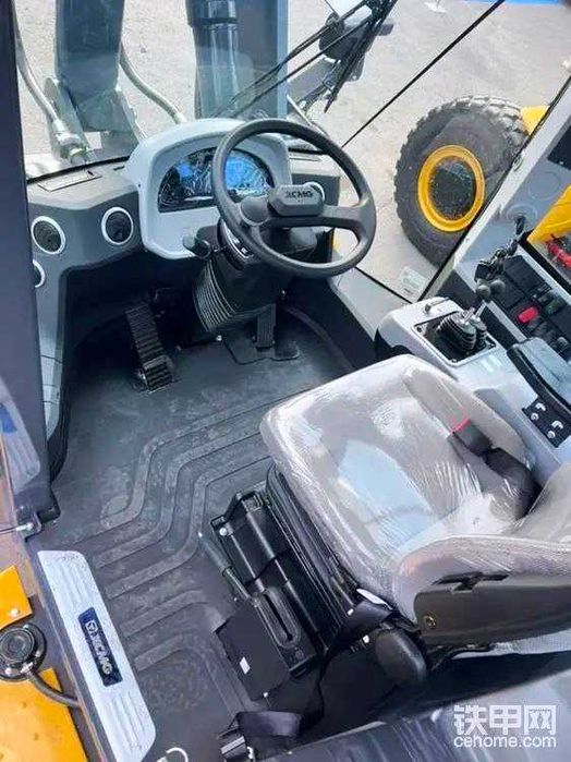 Фронтальный погрузчик XCMG XC958 со стандартным ковшом 3,2 м³