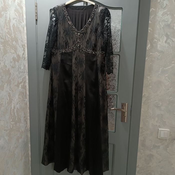 Дизайнерское платье сшитое на заказ из французского гипюра и атласа