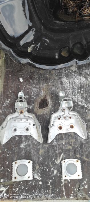 Лыжи пластиковые и крепления.