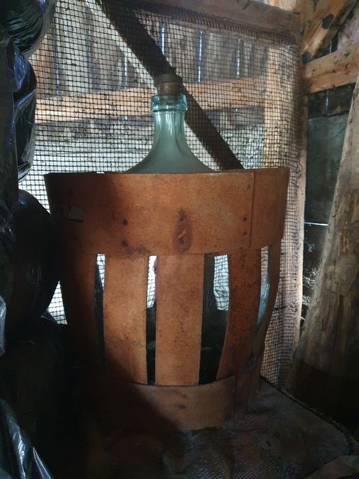 Vând 4 damigene de sticlă de 50l cu coș și dop