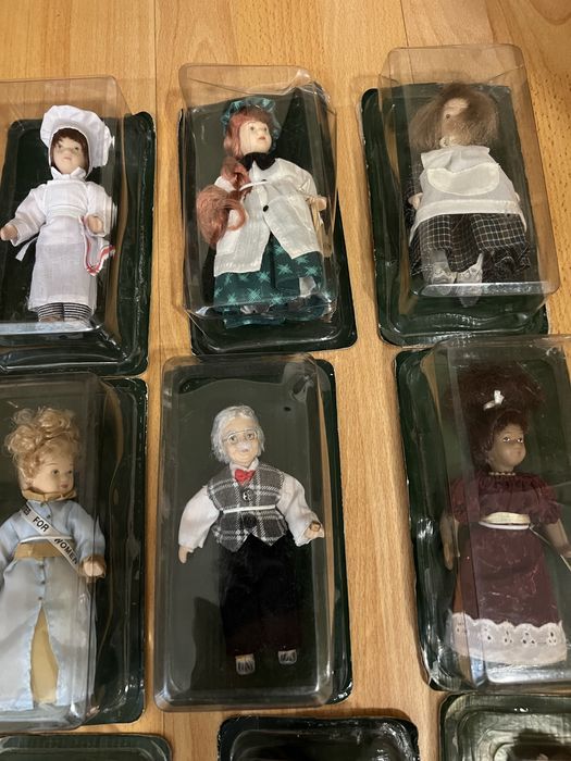 Колекция от 21бр. порцеланови кукли