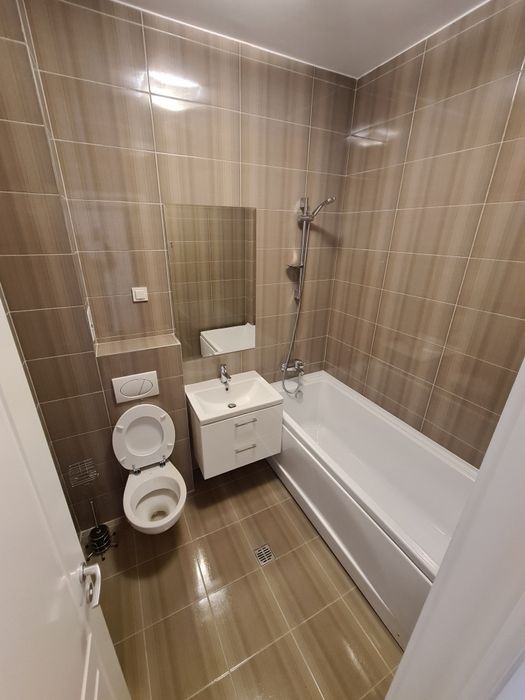 Inchiriez apartament central cu 3 camere si loc de parcare subteran