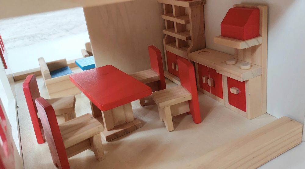 Деревянный домик для кукол