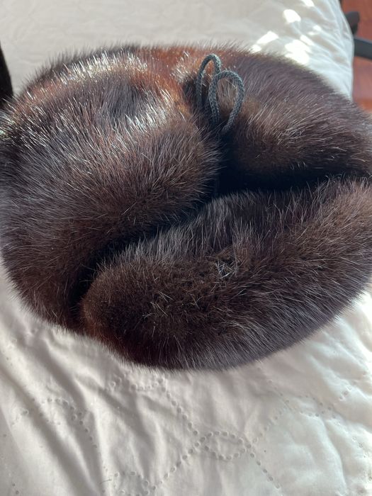 Шапка меховая в коричневрм цвете, сверху целая, снизу порванная