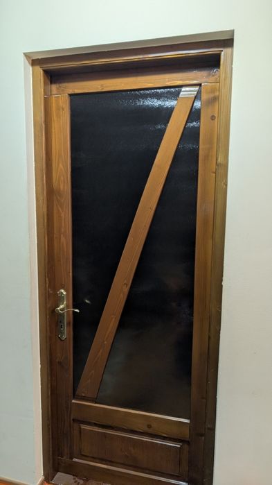 Uși din lemn cu sticlă mată