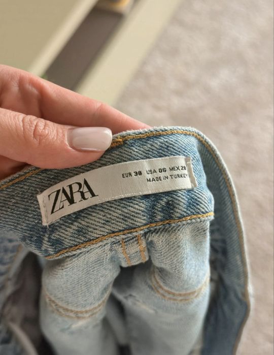 Șort jeans Zara distressed cu strasuri laterale